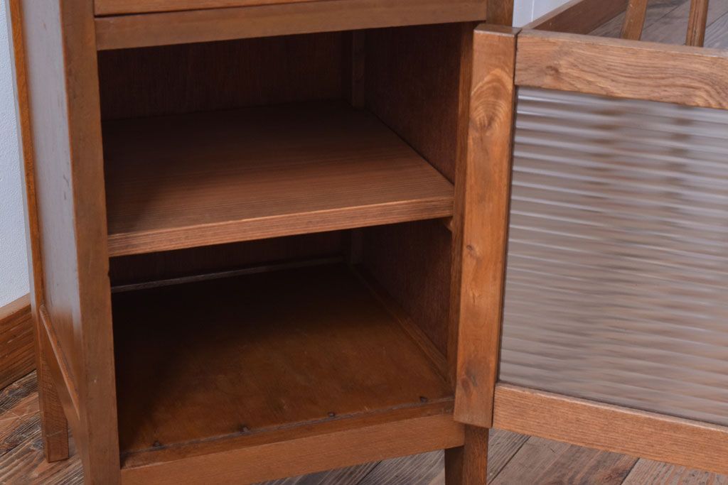 レトロ家具　昭和レトロ　小さなサイドテーブル(サイドキャビネット)(2)