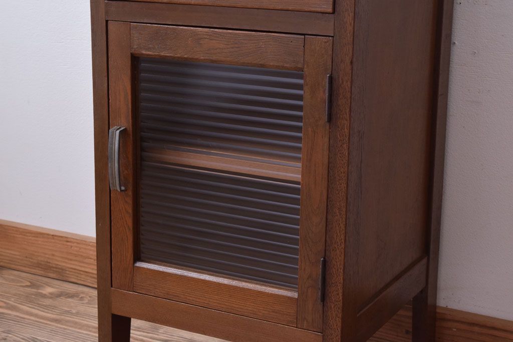 レトロ家具　昭和レトロ　小さなサイドテーブル(サイドキャビネット)(2)