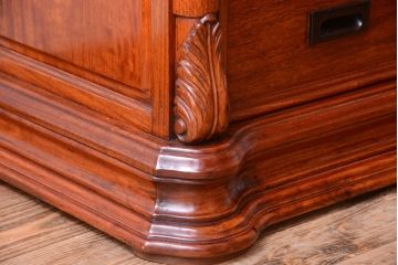 中古　高級品　彫刻が美しい唐木材のチェスト