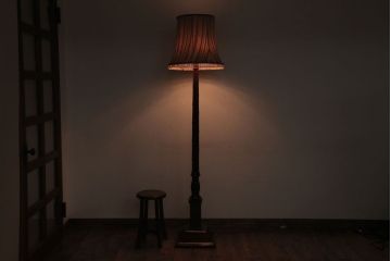 イギリスビンテージ　高級品!象嵌と彫刻が美しいフロアスタンドライト(照明)