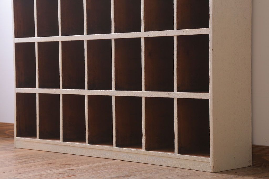 アンティーク家具　アンティーク　オリジナルペイント!白ペンキの古いマス目棚(2)