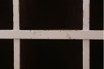 アンティーク家具　アンティーク　オリジナルペイント!白ペンキの古いマス目棚(2)