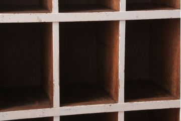 アンティーク家具　アンティーク　オリジナルペイント!白ペンキの古いマス目棚(2)