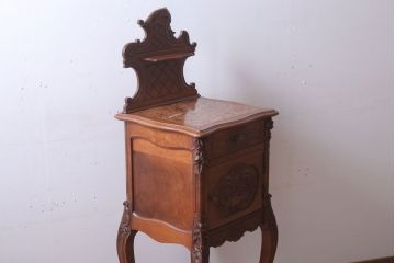 アンティーク家具　フランスアンティーク　ウォールナット材の優雅なサイドテーブル(花台)