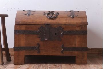 アンティーク雑貨　イギリスビンテージ　宝箱型収納ボックス(収納箱)