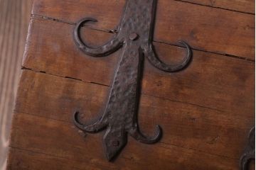 アンティーク雑貨　イギリスビンテージ　宝箱型収納ボックス(収納箱)
