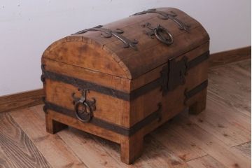 アンティーク雑貨　イギリスビンテージ　宝箱型収納ボックス(収納箱)