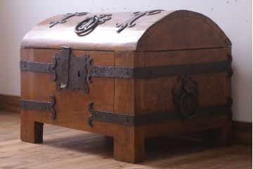 アンティーク雑貨　イギリスビンテージ　宝箱型収納ボックス(収納箱)