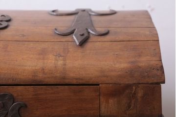 アンティーク雑貨　イギリスビンテージ　宝箱型収納ボックス(収納箱)