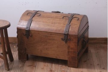 アンティーク雑貨　イギリスビンテージ　宝箱型収納ボックス(収納箱)