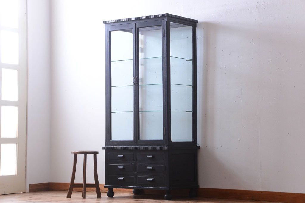 アンティーク家具　大正ロマン　丸脚!つや消しブラックペイントの縦型アンティークガラスケース