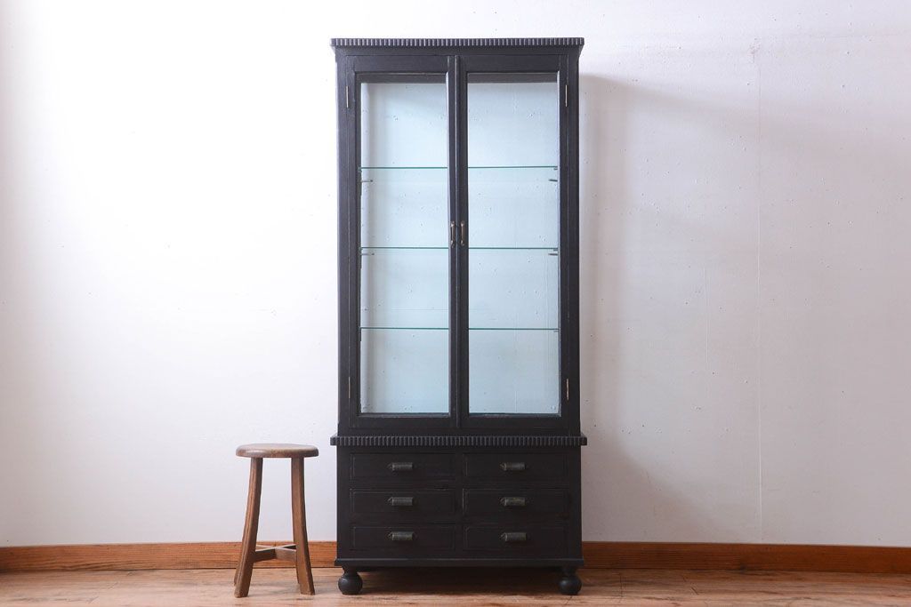 アンティーク家具　大正ロマン　丸脚!つや消しブラックペイントの縦型アンティークガラスケース