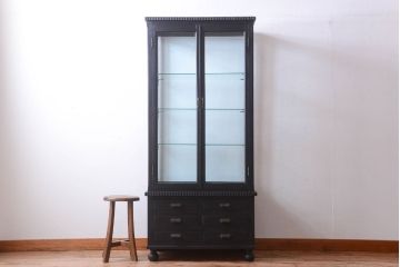 アンティーク家具　大正ロマン　丸脚!つや消しブラックペイントの縦型アンティークガラスケース