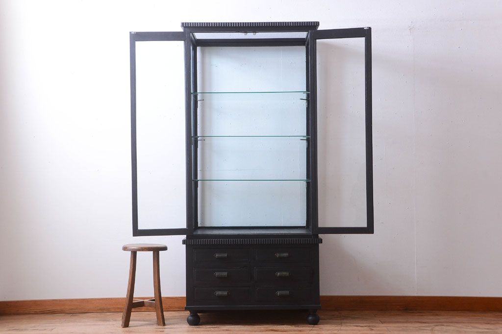 アンティーク家具　大正ロマン　丸脚!つや消しブラックペイントの縦型アンティークガラスケース