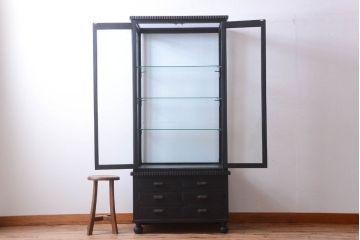アンティーク家具　大正ロマン　丸脚!つや消しブラックペイントの縦型アンティークガラスケース