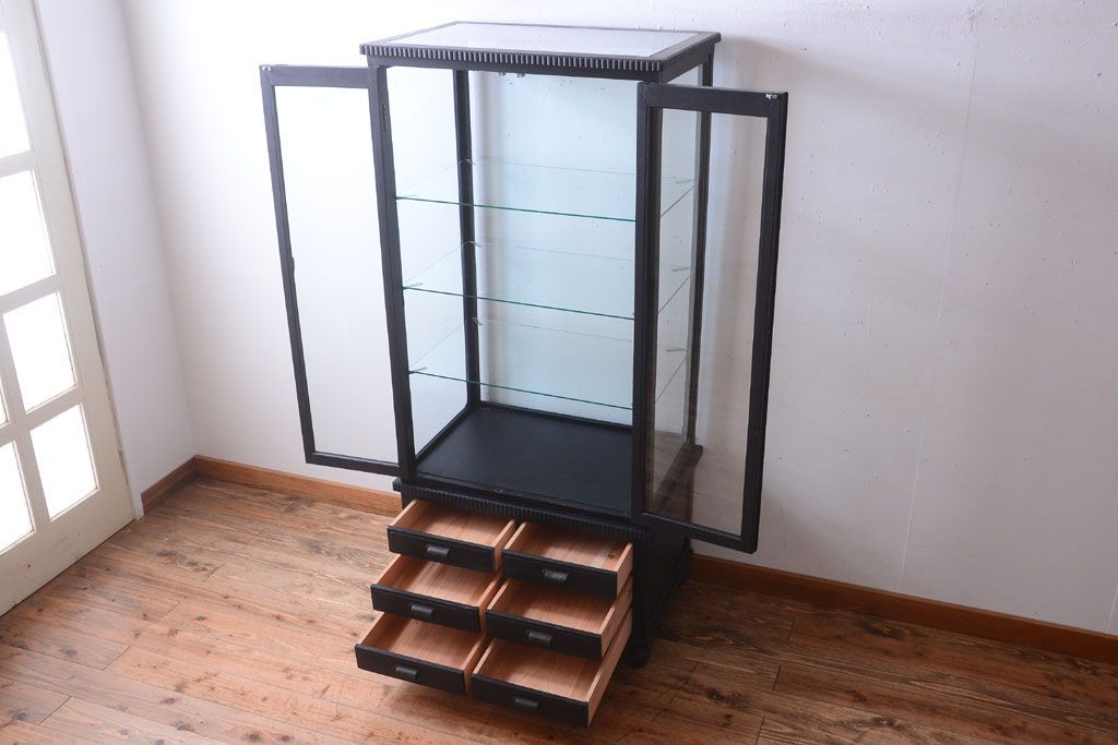 アンティーク家具　大正ロマン　丸脚!つや消しブラックペイントの縦型アンティークガラスケース