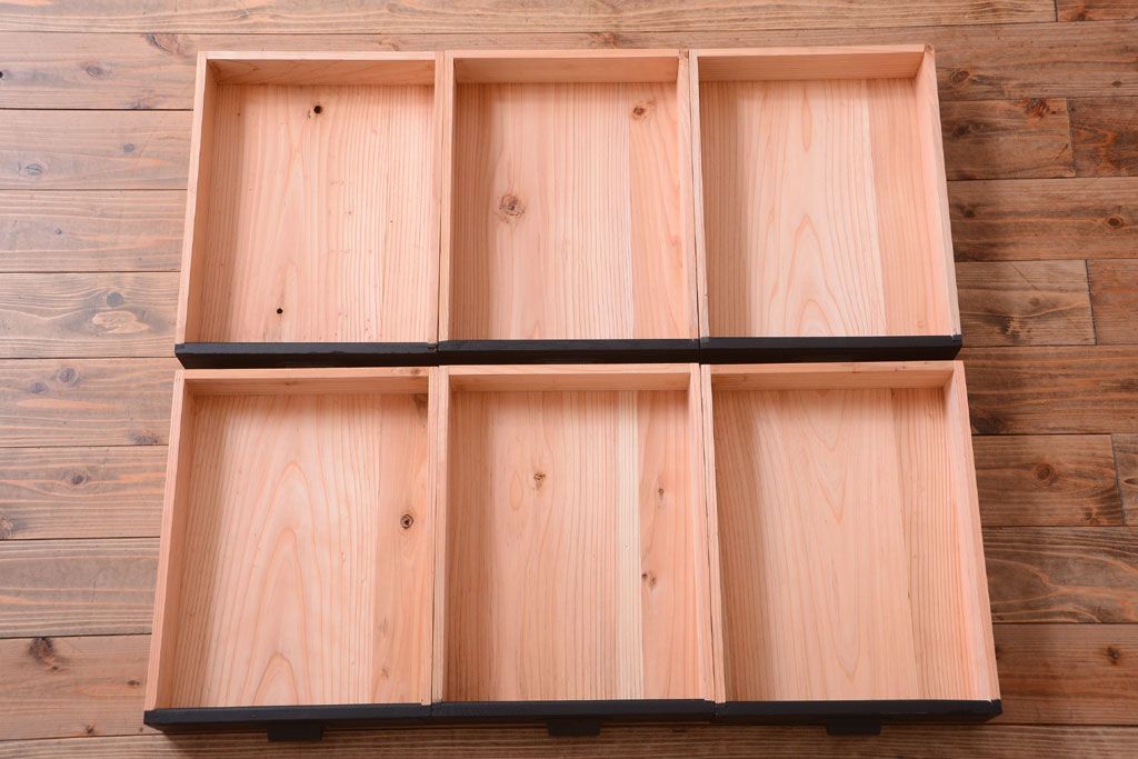 アンティーク家具　大正ロマン　丸脚!つや消しブラックペイントの縦型アンティークガラスケース