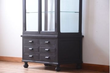 アンティーク家具　大正ロマン　丸脚!つや消しブラックペイントの縦型アンティークガラスケース