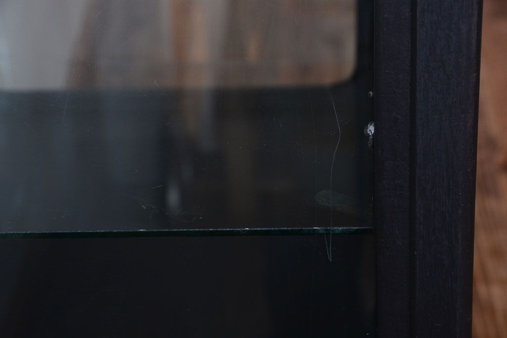 アンティーク家具　大正ロマン　丸脚!つや消しブラックペイントの縦型アンティークガラスケース