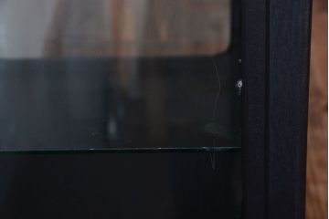 アンティーク家具　大正ロマン　丸脚!つや消しブラックペイントの縦型アンティークガラスケース