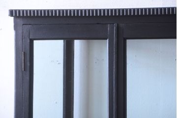 アンティーク家具　大正ロマン　丸脚!つや消しブラックペイントの縦型アンティークガラスケース