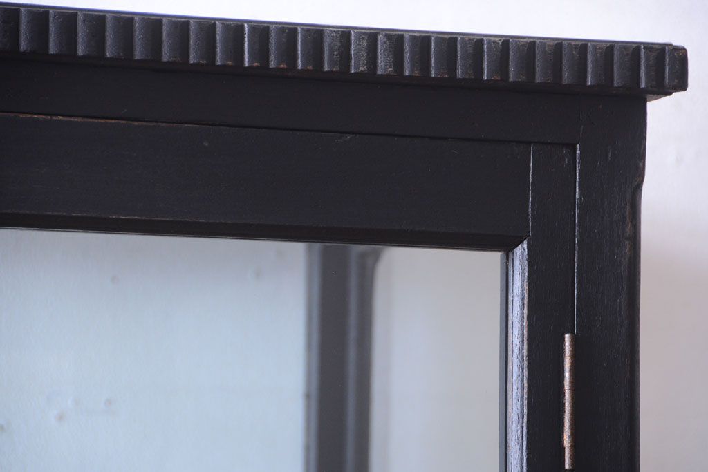 アンティーク家具　大正ロマン　丸脚!つや消しブラックペイントの縦型アンティークガラスケース