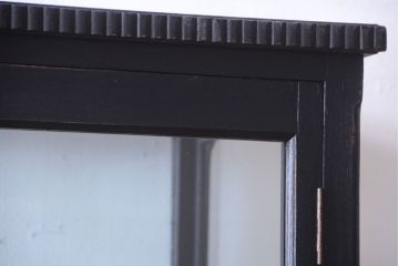アンティーク家具　大正ロマン　丸脚!つや消しブラックペイントの縦型アンティークガラスケース