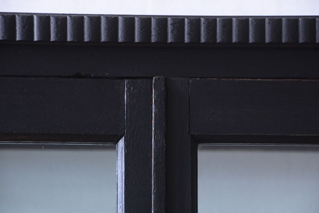 アンティーク家具　大正ロマン　丸脚!つや消しブラックペイントの縦型アンティークガラスケース