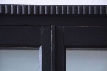 アンティーク家具　大正ロマン　丸脚!つや消しブラックペイントの縦型アンティークガラスケース