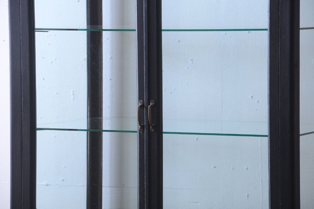 アンティーク家具　大正ロマン　丸脚!つや消しブラックペイントの縦型アンティークガラスケース