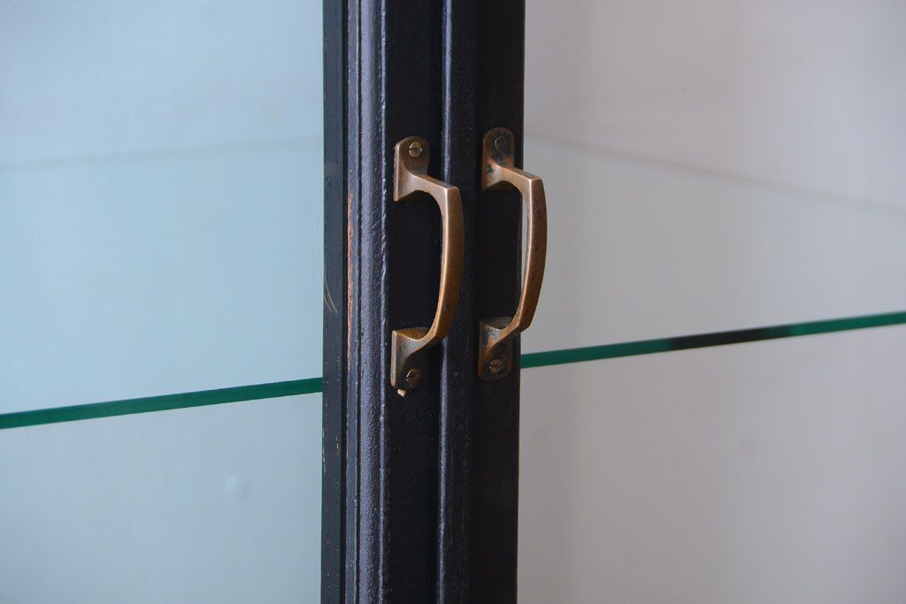 アンティーク家具　大正ロマン　丸脚!つや消しブラックペイントの縦型アンティークガラスケース