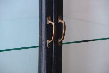 アンティーク家具　大正ロマン　丸脚!つや消しブラックペイントの縦型アンティークガラスケース