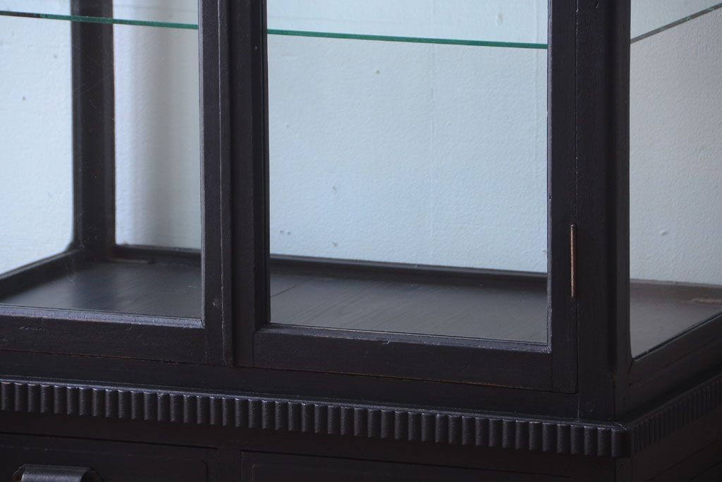 アンティーク家具　大正ロマン　丸脚!つや消しブラックペイントの縦型アンティークガラスケース