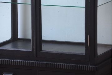 アンティーク家具　大正ロマン　丸脚!つや消しブラックペイントの縦型アンティークガラスケース