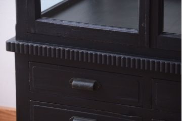 アンティーク家具　大正ロマン　丸脚!つや消しブラックペイントの縦型アンティークガラスケース