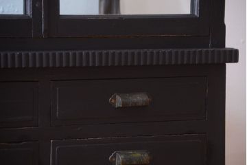 アンティーク家具　大正ロマン　丸脚!つや消しブラックペイントの縦型アンティークガラスケース