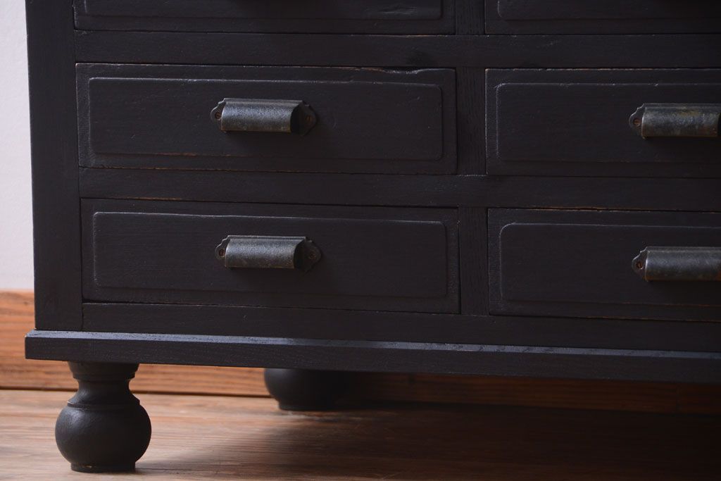 アンティーク家具　大正ロマン　丸脚!つや消しブラックペイントの縦型アンティークガラスケース