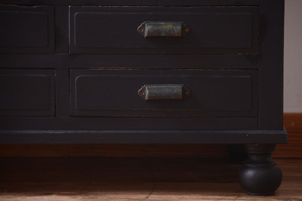 アンティーク家具　大正ロマン　丸脚!つや消しブラックペイントの縦型アンティークガラスケース