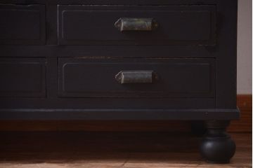 アンティーク家具　大正ロマン　丸脚!つや消しブラックペイントの縦型アンティークガラスケース