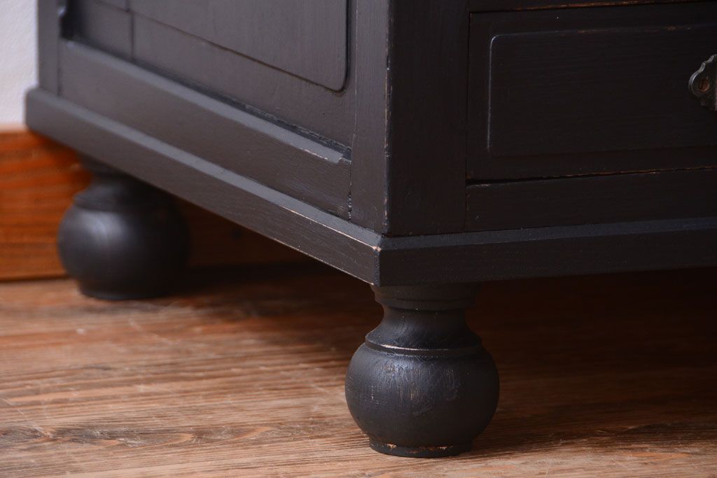 アンティーク家具　大正ロマン　丸脚!つや消しブラックペイントの縦型アンティークガラスケース