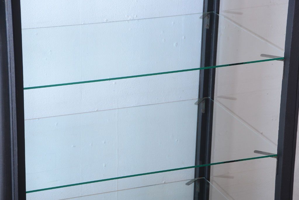 アンティーク家具　大正ロマン　丸脚!つや消しブラックペイントの縦型アンティークガラスケース