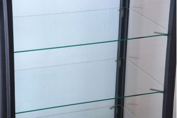 アンティーク家具　大正ロマン　丸脚!つや消しブラックペイントの縦型アンティークガラスケース