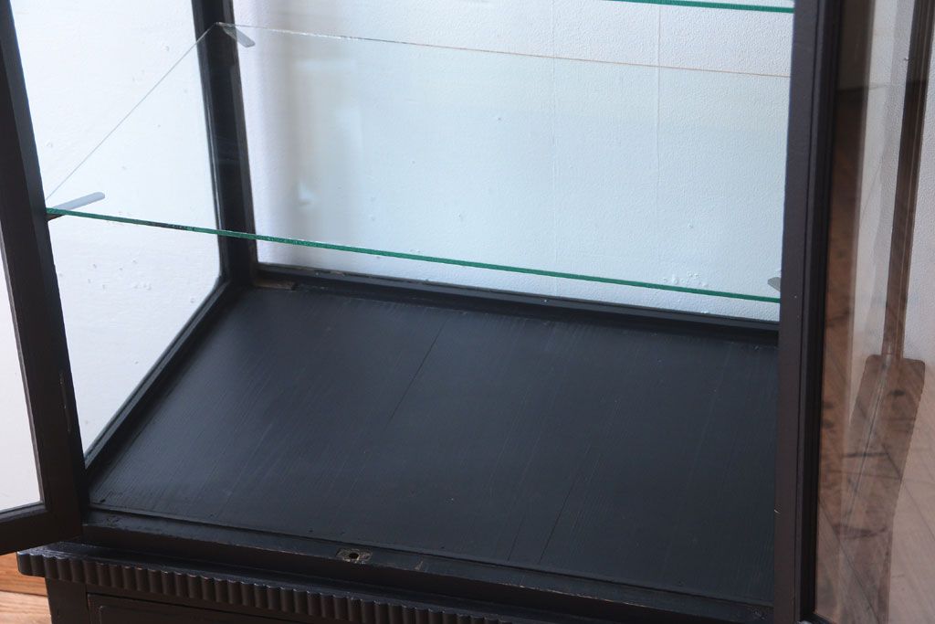 アンティーク家具　大正ロマン　丸脚!つや消しブラックペイントの縦型アンティークガラスケース