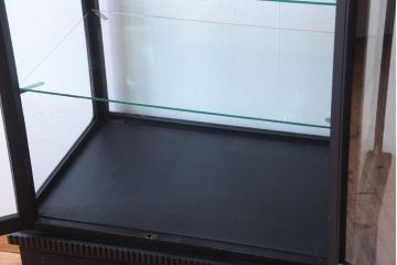アンティーク家具　大正ロマン　丸脚!つや消しブラックペイントの縦型アンティークガラスケース