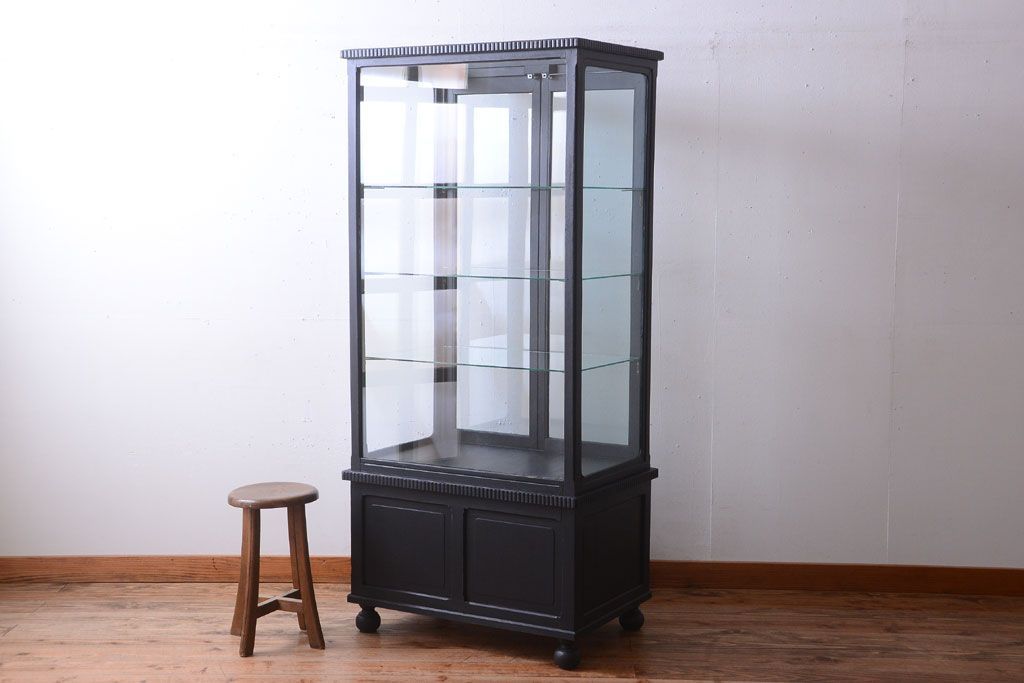 アンティーク家具　大正ロマン　丸脚!つや消しブラックペイントの縦型アンティークガラスケース