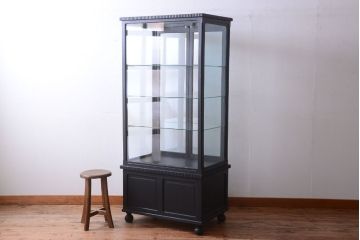 アンティーク家具　大正ロマン　丸脚!つや消しブラックペイントの縦型アンティークガラスケース