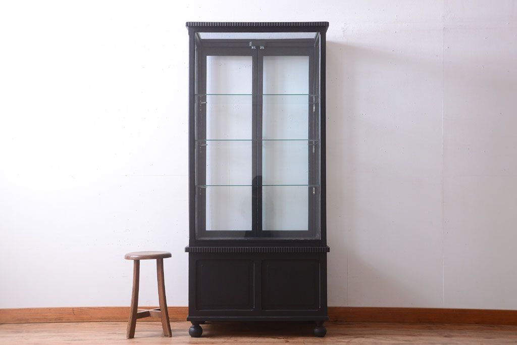 アンティーク家具　大正ロマン　丸脚!つや消しブラックペイントの縦型アンティークガラスケース