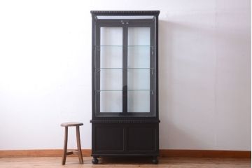 アンティーク家具　大正ロマン　丸脚!つや消しブラックペイントの縦型アンティークガラスケース