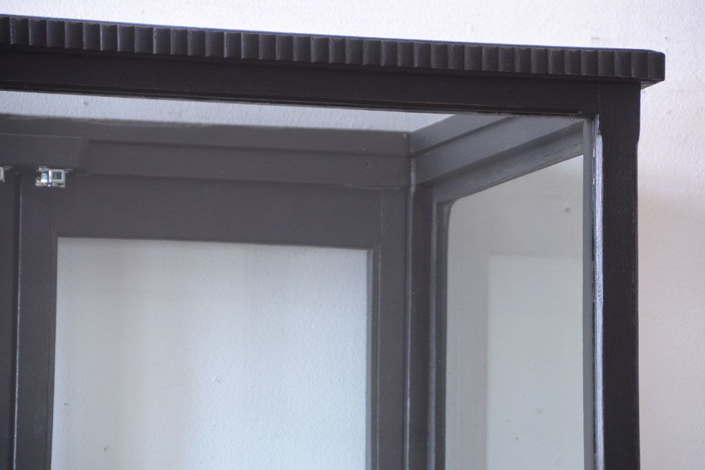 アンティーク家具　大正ロマン　丸脚!つや消しブラックペイントの縦型アンティークガラスケース