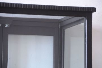 アンティーク家具　大正ロマン　丸脚!つや消しブラックペイントの縦型アンティークガラスケース